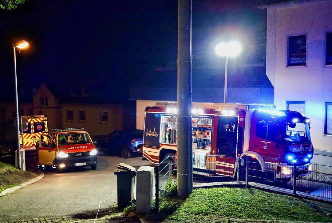 Rauchmelder-Alarm: Verbranntes Essen löst Feuerwehreinsatz in Aue aus - Gegen 23.45 Uhr in der Nacht zu Sonntag wurden die Feuerwehren aus Aue und Alberoda nach Aue in die Zeller Bergstraße gerufen. Foto: Niko Mutschmann