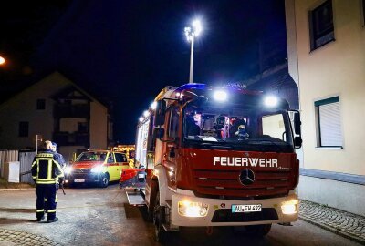 Rauchmelder-Alarm: Verbranntes Essen löst Feuerwehreinsatz in Aue aus - Gegen 23.45 Uhr in der Nacht zu Sonntag wurden die Feuerwehren aus Aue und Alberoda nach Aue in die Zeller Bergstraße gerufen. Foto: Niko Mutschmann