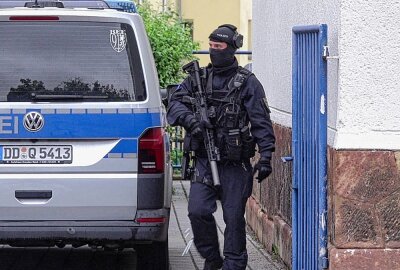 Razzia in Chemnitz: Einsatzkräfte durchsuchen mehrere Wohnungen - Genaue Zusammenhänge der Wohnungsdurchsuchungen sind noch nicht bekannt. Foto: Harry Härtel