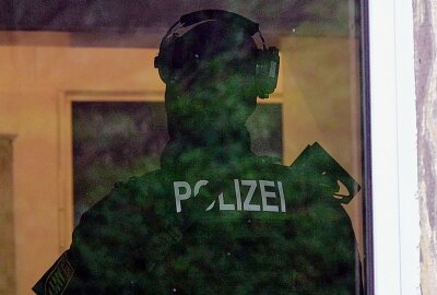 Razzia in Chemnitz: Einsatzkräfte durchsuchen mehrere Wohnungen - Genaue Zusammenhänge der Wohnungsdurchsuchungen sind noch nicht bekannt. Foto: Harry Härtel