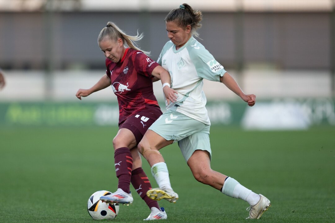 RB-Fußballerinnen verlieren klar in Freiburg - Vanessa Fudalla (l.) verschoss in Freiburg einen Foulstrafstoß.