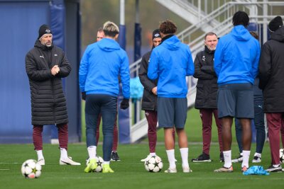 RB Leipzig bei Celtic Glasgow ohne Lukeba - Marco Rose spricht beim Abschlusstraining der Leipziger zum Team. Es fehlt nur Castello Lukeba.