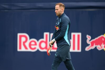 RB Leipzig bei Celtic Glasgow ohne Lukeba - Leipzigs Torhüter Péter Gulácsi im Training auf dem Platz. Er kann in Glasgow spielen.