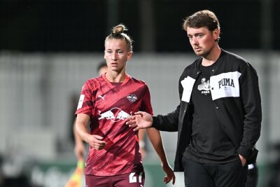 RB Leipzig holt in Essen nur einen Punkt - Leipzigs Trainer Jonas Stephan (r) holt in Essen mit Marlene Müller nur ein Remis.