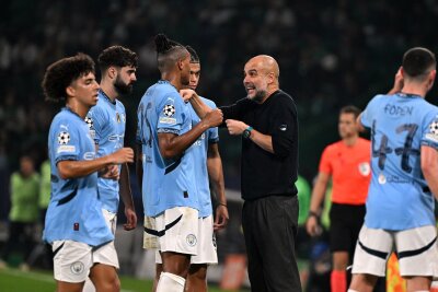 Real verliert gegen Milan – City geht unter - Pep Guardiola (M) ist angesichts der Niederlage bei Sporting ratlos.