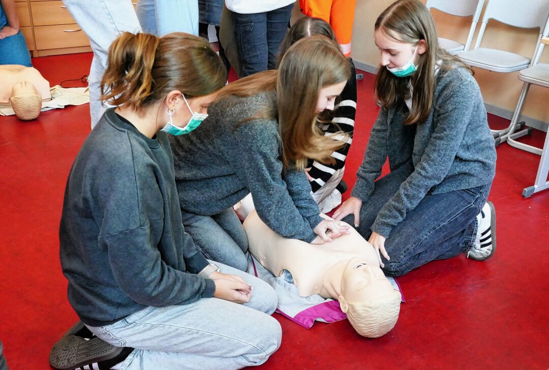 Reanimation: Zschopauer Schüler für den Ernstfall gerüstet - An Puppen übten Schüler die Herzdruckmassage und die Beatmung. Foto: Andreas Bauer