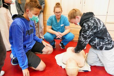 Reanimation: Zschopauer Schüler für den Ernstfall gerüstet - Bei der Anleitung am Zschopauer Gymnasium half auch Medizin-Studentin Karolin Neubert. Foto: Andreas Bauer