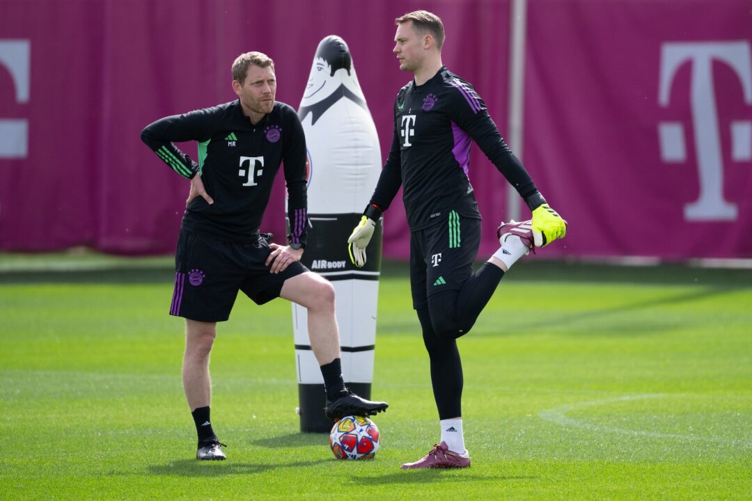 Rechner über Neuer: "Man muss sich keine Sorgen machen" - Torwart Manuel Neuer (r) und Torwarttrainer Michael Rechner auf dem Trainingsplatz.