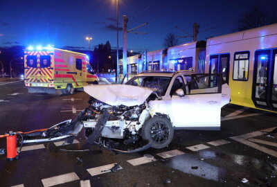 Rechtsabbiegeverbot missachtet: Auto kollidiert mit Straßenbahn - Am Freitag kam es gegen 16.30 Uhr zu einem Verkehrsunfall zwischen einem PKW und einer Straßenbahn.