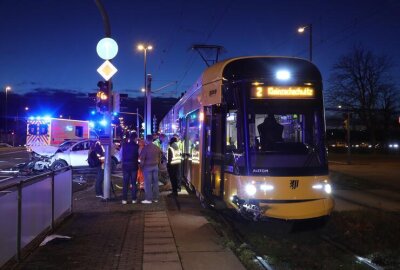 Rechtsabbiegeverbot missachtet: Auto kollidiert mit Straßenbahn - Nach ersten Informationen hat der Fahrer des PKW das Rechtsabbiegeverbot missachtet.