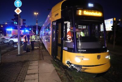 Rechtsabbiegeverbot missachtet: Auto kollidiert mit Straßenbahn - Dabei kollidierte der vollelektrische Wagen mit einer stadtwärts fahrenden Straßenbahn der Linie 2.