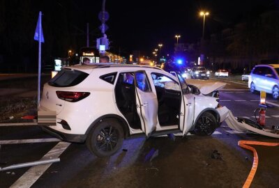 Rechtsabbiegeverbot missachtet: Auto kollidiert mit Straßenbahn - Die Berufsfeuerwehr (Wache Übigau) sicherte die Unfallstelle ab und stellte den Brandschutz sicher.