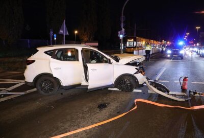 Rechtsabbiegeverbot missachtet: Auto kollidiert mit Straßenbahn - Es kam zu erheblichen Verkehrsbehinderungen.