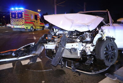 Rechtsabbiegeverbot missachtet: Auto kollidiert mit Straßenbahn - Die Straßenbahnlinie 2 wurde umgeleitet.