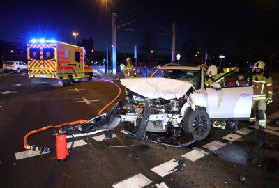 Rechtsabbiegeverbot missachtet: Auto kollidiert mit Straßenbahn - Die Berufsfeuerwehr (Wache Übigau) sicherte die Unfallstelle ab und stellte den Brandschutz sicher.