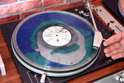 Reibach mit Rille?: Das ist der Wert alter Schallplatten - Längst nicht alles Schwarz: Vinyl gibt es in vielen Farben oder auch veredelt mit Sand oder sogar Flüssigkeit im Inneren einer transparenten Schallplatte.