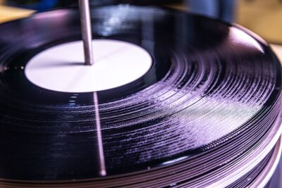 Reibach mit Rille?: Das ist der Wert alter Schallplatten - Schallplatten frisch aus der Presse: Welchen Weg sie nehmen und ob sie einmal begehrte Sammlerstücke werden, steht noch in den Sternen.