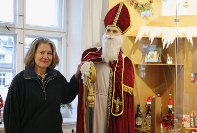 Reichenbacher Weihnachtsmarkt vom 21. bis 23. Dezember - Martina Bundszus zeigt die Weihnachtsausstellung. Foto: Simone Zeh 