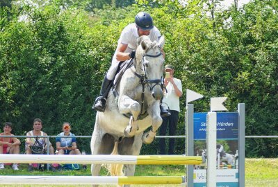 Reichlich 200 Reiter und Kutschenfahrer trotzen in Weißbach der Hitze - Lukas Schaarschmidt aus Großrückerswalde durfte sich über einen 3. Platz freuen. Foto: Andreas Bauer