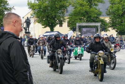 Reichlich 250 Motorradfahrer feiern 100. Geburtstag des Marienberger Dreiecks - Reichlich 250 Motorradfahrer begaben sich beim großen Jubiläum auf die Strecke. Foto: Andreas Bauer