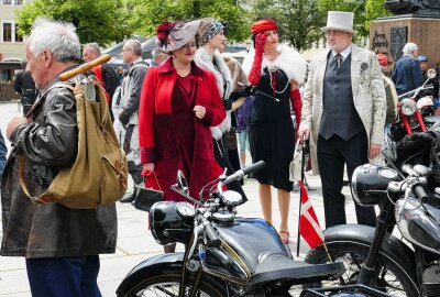 Reichlich 250 Motorradfahrer feiern 100. Geburtstag des Marienberger Dreiecks - Eine historische Modenschau bereicherte das Programm auf dem Marktplatz. Foto: Andreas Bauer