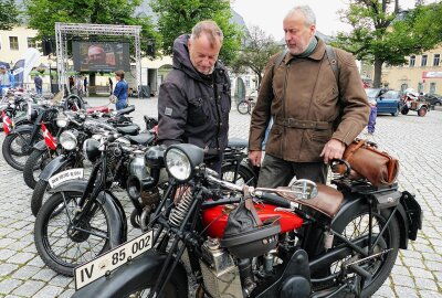 Reichlich 250 Motorradfahrer feiern 100. Geburtstag des Marienberger Dreiecks - Alle Teilnehmer genossen die Benzingespräche. Foto: Andreas Bauer