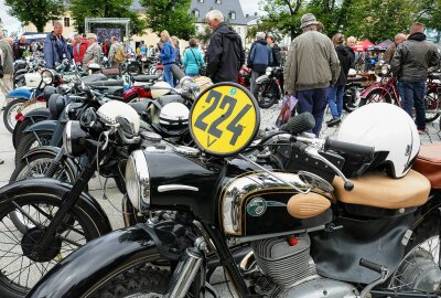 Reichlich 250 Motorradfahrer feiern 100. Geburtstag des Marienberger Dreiecks - Einige der historische Maschinen kamen schon bei Rennen zum Einsatz, wie Startnummern verrieten. Foto: Andreas Bauer