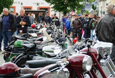 Reichlich 250 Motorradfahrer feiern 100. Geburtstag des Marienberger Dreiecks - Die Technikschau vor dem Start war sehr gut besucht. Foto: Andreas Bauer