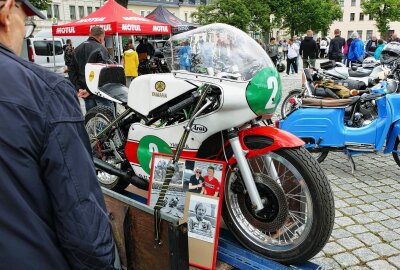 Reichlich 250 Motorradfahrer feiern 100. Geburtstag des Marienberger Dreiecks - Vom Moped bis zur Rennmaschine war alles dabei. Foto: Andreas Bauer