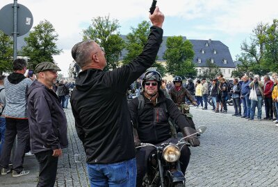 Reichlich 250 Motorradfahrer feiern 100. Geburtstag des Marienberger Dreiecks - 14 Uhr gab Marienbergs Oberbürgermeister André Heinrich den Startschuss. Foto: Andreas Bauer