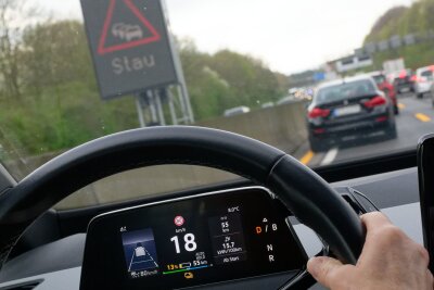 Reichweitenangst? E-Fahrer können im Sommerstau cool bleiben - Stromverbrauch im Stand geht klar: Selbst bei langen Staus können Fahrer von Elektroautos entspannt bleiben.