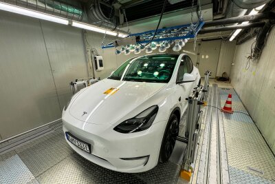 Reichweitenangst? E-Fahrer können im Sommerstau cool bleiben - Ein Sommerstau bringt Elektroautos nicht in Schwierigkeiten. Der Versuchs-Tesla hatte selbst nach acht Stunden Stillstand mit laufender Klimaanlage und Infotainment noch genug Akku-Ladung zum Weiterfahren, wie ein ADAC-Test zeigt.