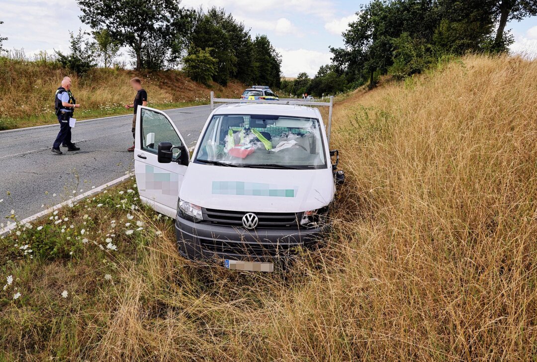 Reifenplatzer verursacht Unfall mit zwei Verletzten in Westsachsen - Am Mittwoch ereignete sich ein Verkehrsunfall in Westsachsen. Foto: Andreas Kretschel