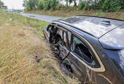 Reifenplatzer verursacht Unfall mit zwei Verletzten in Westsachsen - Am Mittwoch ereignete sich ein Verkehrsunfall in Westsachsen. Foto: Andreas Kretschel