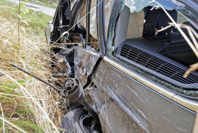 Reifenplatzer verursacht Unfall mit zwei Verletzten in Westsachsen - Am Mittwoch ereignete sich ein Verkehrsunfall in Westsachsen. Foto: Andreas Kretschel