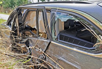 Reifenplatzer verursacht Unfall mit zwei Verletzten in Westsachsen - Am Mittwoch ereignete sich ein Verkehrsunfall in Westsachsen. Foto: Andreas Kretschel