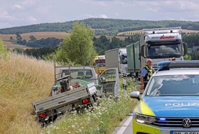 Reifenplatzer verursacht Unfall mit zwei Verletzten in Westsachsen - Am Mittwoch ereignete sich ein Verkehrsunfall in Westsachsen. Foto: Andreas Kretschel