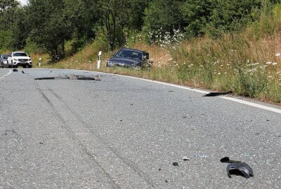 Reifenplatzer verursacht Unfall mit zwei Verletzten in Westsachsen - Am Mittwoch ereignete sich ein Verkehrsunfall in Westsachsen. Foto: Andreas Kretschel