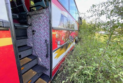 Reisebus auf A72 im Vogtland verunglückt: Mehrere Verletzte - Insgesamt waren 41 Personen im Bus, von denen drei Verletzte dem Rettungsdienst übergeben wurden. Foto: Igor Pastierovic