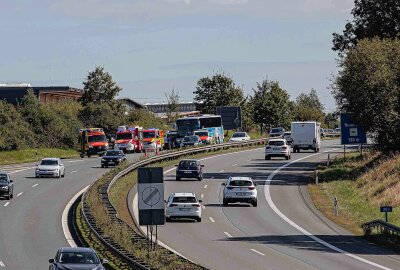 Reisebus auf A72 im Vogtland verunglückt: Mehrere Verletzte - Insgesamt waren 41 Personen im Bus, von denen drei Verletzte dem Rettungsdienst übergeben wurden. Foto: Igor Pastierovic