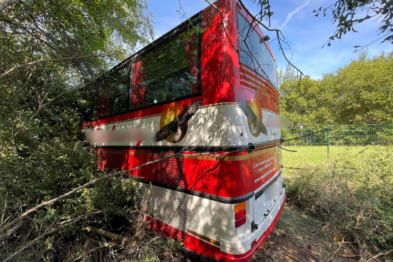 Reisebus auf A72 im Vogtland verunglückt: Mehrere Verletzte - Insgesamt waren 41 Personen im Bus, von denen drei Verletzte dem Rettungsdienst übergeben wurden. Foto: Igor Pastierovic