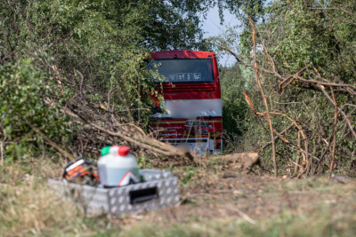 Reisebus auf A72 im Vogtland verunglückt: Mehrere Verletzte - Insgesamt waren 41 Personen im Bus, von denen drei Verletzte dem Rettungsdienst übergeben wurden. Foto: Igor Pastierovic