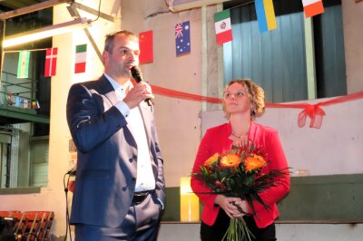 Reiseveranstalter aus dem Erzgebirge läutet eine neue Ära ein - Ein besonderes Dankeschön an seine Frau Stephanie Lang, die maßgeblich zum Erfolg des Projekts beigetragen hat - ein emotionaler Moment auf der Bühne. Foto: Sebastian Broers