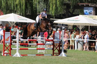 Reiterball, Schalmeien und beeindruckende Leistungen: Ein Rückblick auf das Reitturnier in Langenstriegis - Frances Schirmer mit Clear Diamond im Punktespringen Klasse L.