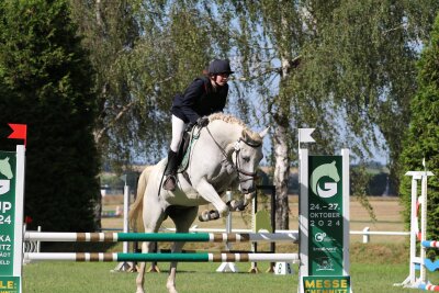 Reiterball, Schalmeien und beeindruckende Leistungen: Ein Rückblick auf das Reitturnier in Langenstriegis - Lena Schmieder mit Pedro in einer  Springprüfung Klasse E.