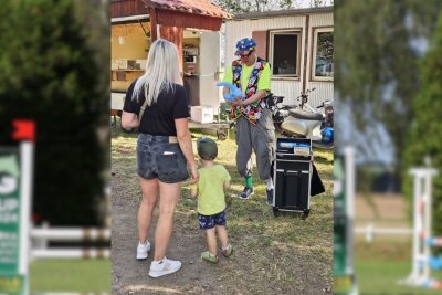 Reiterball, Schalmeien und beeindruckende Leistungen: Ein Rückblick auf das Reitturnier in Langenstriegis - Clown Fips begeistert die Kinder.