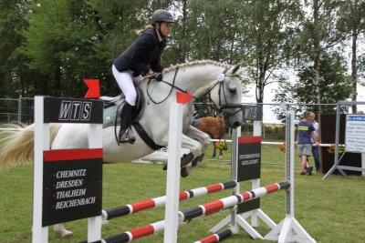 Reiternachwuchs in Langenstriegis beständig erfolgreich - Lena Schmieder mit Schimmel Pedro.