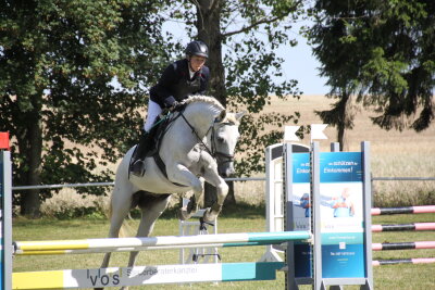 Reiternachwuchs in Langenstriegis beständig erfolgreich - Lena Schmieder vom LSV mit ihrem Pferd Pedro. Erfolgreich unterwegs im Springen Kl. E.