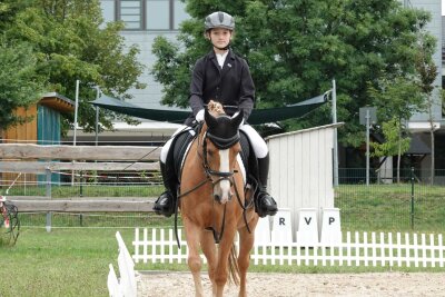 Reiternachwuchs in Langenstriegis beständig erfolgreich - Pia Porstmann mit Pony Topas nimmt erfolgreich an Dressurwettbewerben teil.