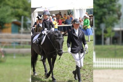 Reiternachwuchs in Langenstriegis beständig erfolgreich - Ihre Führerin, Mutti Anna Sophie Hopf, ist ebenfalls erfolgreich im Springen bis zur Klasse A und in der Dressur bis zur Klasse L unterwegs.